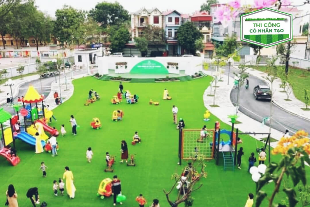 Cỏ nhân tạo đã trở thành một phần không thể thiếu trong trang trí và cải tạo không gian